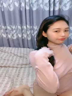 红裙眼镜熟女，洗个澡继续操，服务周到舔硬，边看小视频边大力猛操